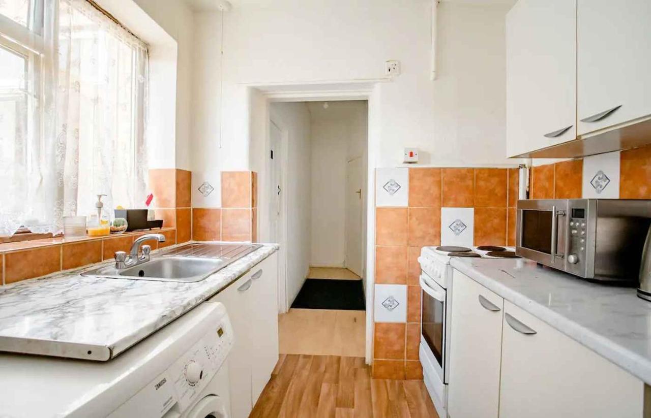 Homestay Near Tottenham Hotspur Stadium Londres Exterior foto